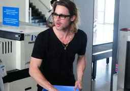 Brad Pitt một mình rời VN, Jolie và các con ở lại