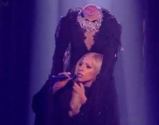 Lady Gaga đội lốt xác chết không đầu