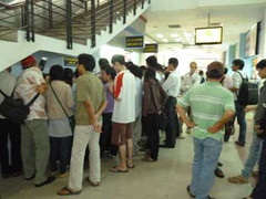 Mua vé qua mạng: Nhà tàu sập mạng, cò vé tung hoành