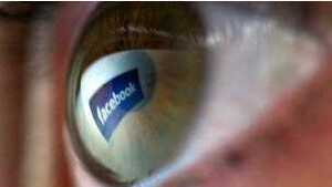 Facebook điều tra virus ảnh khiêu dâm