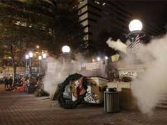 Mỹ: Cảnh sát dùng hơi cay giải tán biểu tình Phố Wall