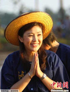 Lũ rút, Thủ tướng Yingluck lái máy kéo ra đồng