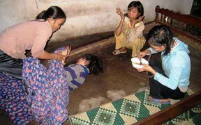 Cám cảnh gia đình có 3 thiếu nữ lần lượt phát điên