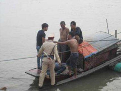 Đang ngồi xe máy, bỗng lao xuống sông tự tử