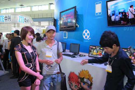 Hotgirl xinh đẹp 'khuấy đảo' gian hàng VTC Game