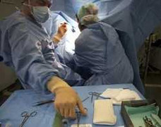 Mẹ ép con 'động phòng' rồi lại mang con đi vá trinh