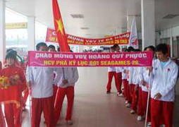 Người hâm mộ đón các “chiến binh SEA games” trở về