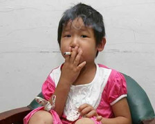 Bé gái 3 tuổi nghiện thuốc, uống rượu sau hôn mê