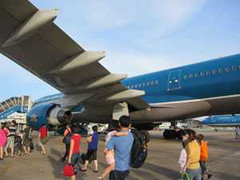 Khách bức xúc vì bị 'giam lỏng' trên máy bay VNA