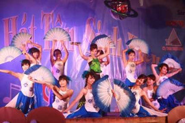 Tân SV Nông nghiệp khoe giọng khỏe, vũ điệu bốc lửa