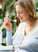 Mang thai ăn gạo sống có nguy hiểm?