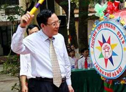 Bộ trưởng Bộ GD&ĐT từng vừa đan nón vừa học bài