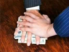 Tước quân tịch, khởi tố một CSGT nhận hối lộ