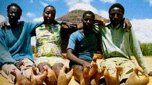 Bộ tộc kỳ lạ với bàn chân chỉ có 2 ngón khổng lồ