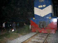 Hà Nội: Tàu hoả đâm 3 người thương vong