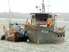 Cứu 35 ngư dân câu mực thoát nạn trên biển