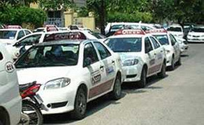 Lái xe taxi dàn trận đánh bảo vệ náo loạn cả phố