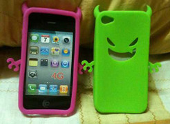 Vỏ điện thoại tai thỏ, mặt quỷ hút khách hàng trẻ