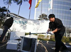 Dùng búa đập sản phẩm Siemens