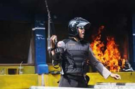 Quậy phá, đốt quầy vé, 2 CĐV Indonesia bị bắt