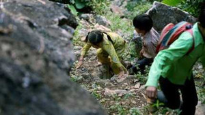 Bé 4 tuổi men theo bờ vực đến lớp