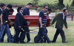 Xúc động ngày Maradona về tiễn biệt người mẹ đáng kính