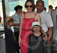 Bà ngoại Pax Thiên phủ nhận gặp cháu tại Côn Đảo