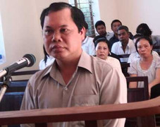 Xử cựu phó phòng tư pháp chửi bới, giật súng cảnh sát