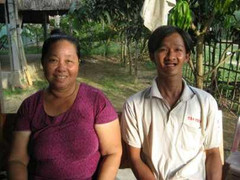 Người đàn ông lột da như rắn và chưa từng mọc răng