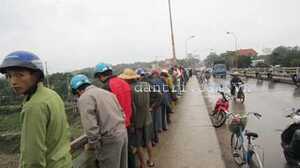 Chen chân xem tìm xác thiếu nữ nhảy cầu tự tử