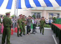 Án mạng từ chuyện nghe điện thoại bạn gái