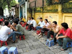 Cà phê Hà Nội: Từ nơi cấm ôm đến nơi... cùng nằm