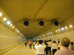 Phạt 'nóng' ở hầm dưới lòng sông Sài Gòn