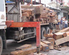 Huy động 3 xe cẩu 'cứu' container lật giữa phố