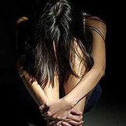 Hiếp dâm tập thể thiếu nữ đang chơi trước cửa nhà