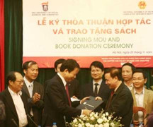 ĐH KHXH&NV tặng Viện nghiên cứu lập pháp 500 cuốn sách