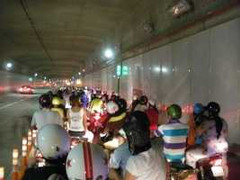 Đường hầm dưới lòng sông Sài Gòn bị kẹt cứng