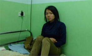 Quản lý Trung Quốc dùng keo 502 dán tay công nhân