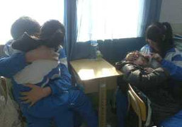 Học sinh ôm, hôn nhau giữa... lớp