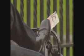 Xem phản ứng của người qua đường với đồng USD tênh hênh