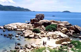 Hòn Chồng có nguy cơ lăn xuống biển là 'tin vịt'