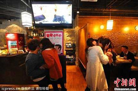 Một nụ hôn đổi... một đĩa thịt heo