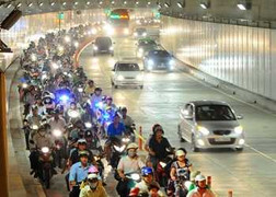 Quá tải, hầm dưới lòng sông Sài Gòn tạm đóng