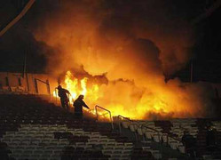 Derby Benfica-Sporting Lisbon chìm trong lửa và khói