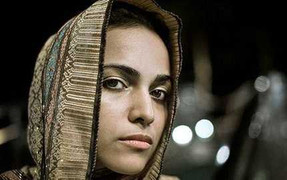 Dụ dỗ vợ người, đem em gái đồng trinh trả nợ