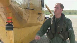 Hoàng tử William lái máy bay tham gia cứu tàu bị nạn