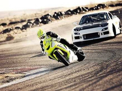 Clip: Ngoái nhìn chân dài, mô tô 