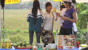 Đi học muộn, học sinh bị đẩy ra đường