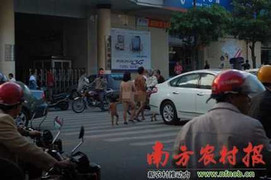 Cám cảnh cả gia đình trần truồng xuống phố ăn xin