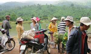 Giúp người, bị lũ cuốn mất tích thương tâm